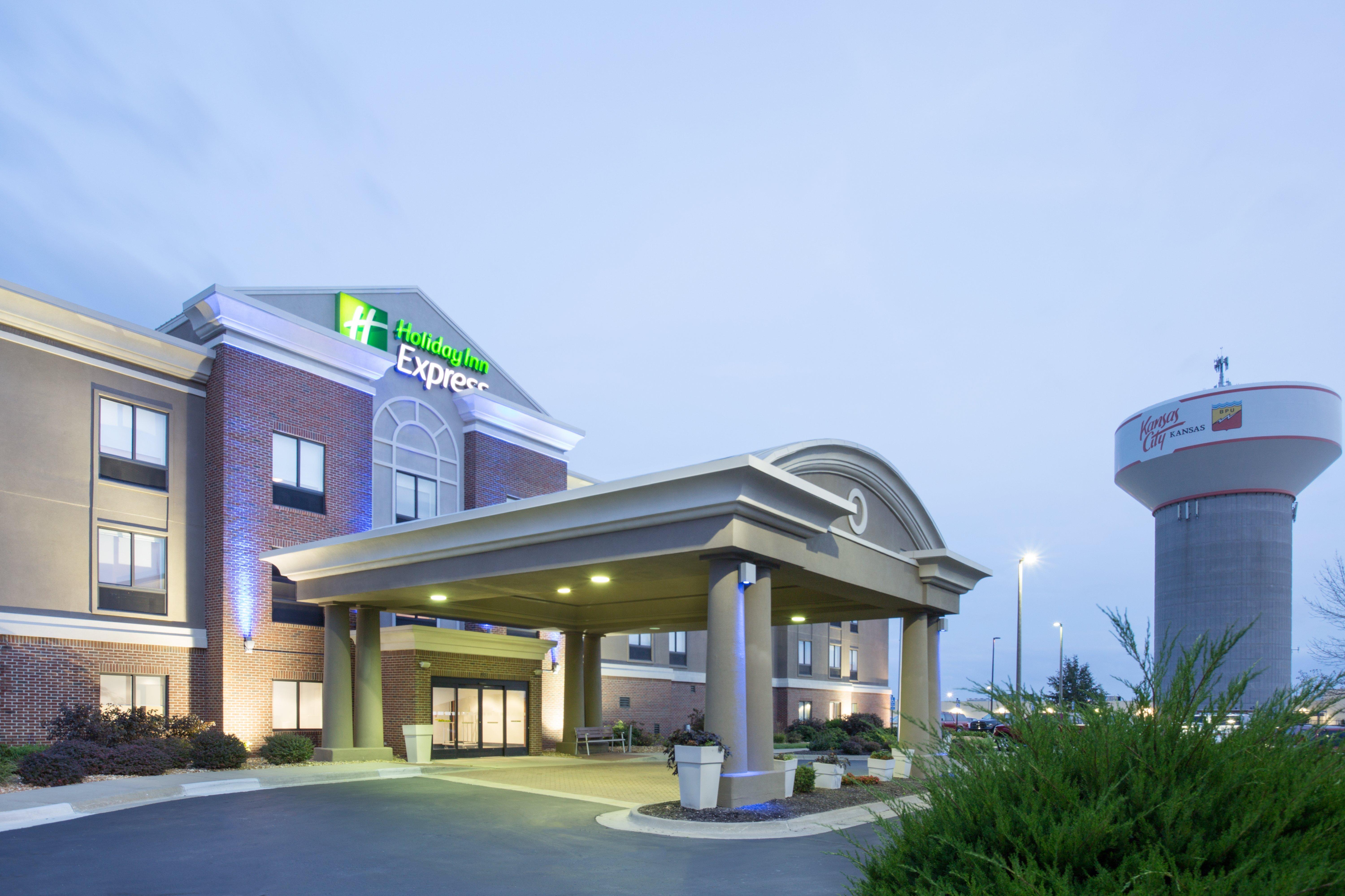 Holiday Inn Express Kansas City - At The Legends! By Ihg Bonner Springs Exterior foto